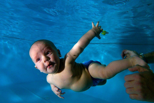Aula de natação para bebês