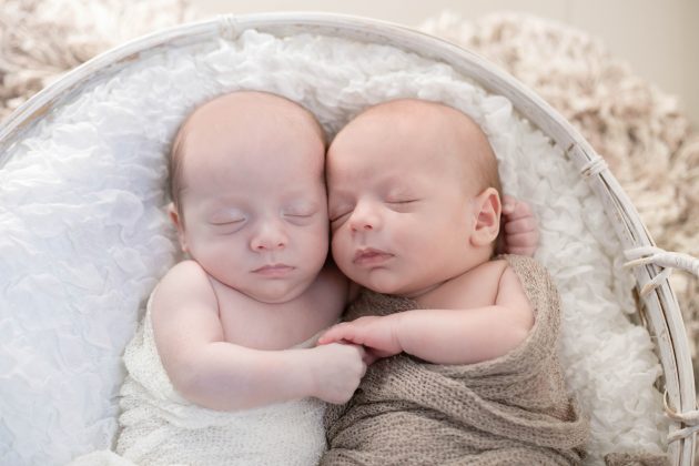 newborn de gêmeos