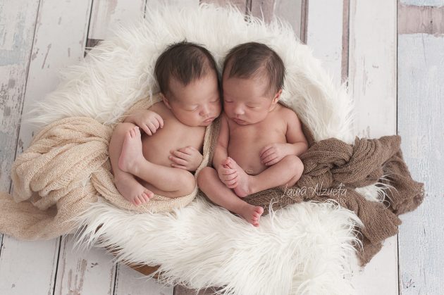 newborn de gêmeos