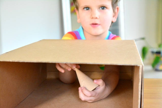 Найдите коробку игры. Игра Угадай на ощупь Волшебная коробочка. Игры с коробкой для детей развивающие. Дидактическая игра коробочки. Ребенок в коробке.