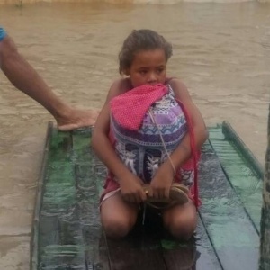 Menina salva livros de enchente em Pernambuco
