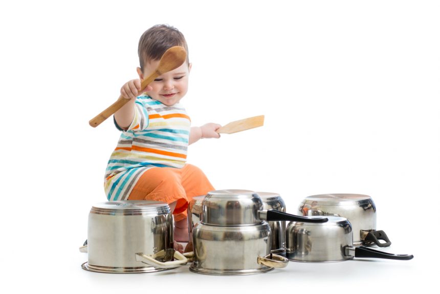 menino panelas bateria brincadeira