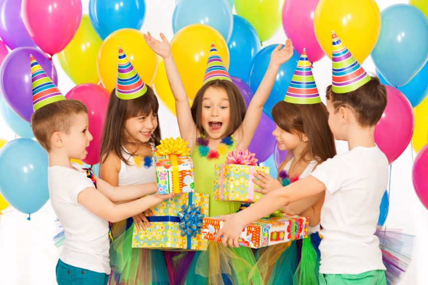 abrir os presentes durante a festa de aniversário