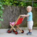 Por que meninos devem brincar de bonecas?